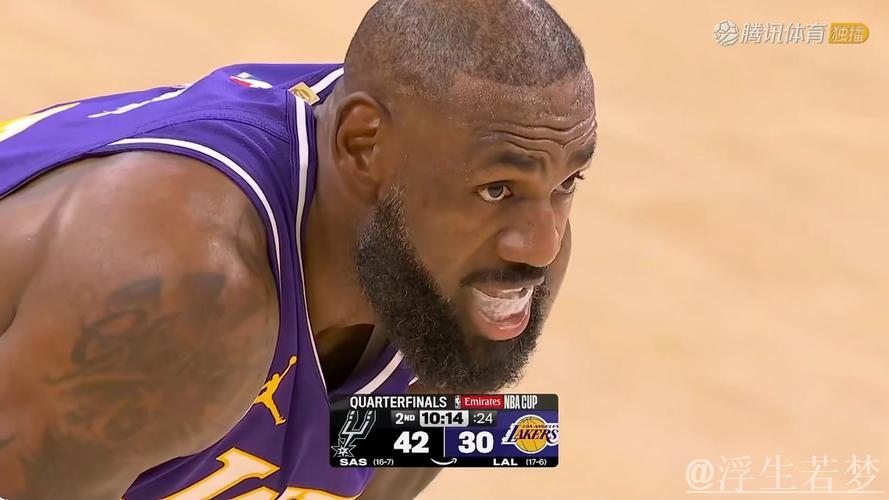 福克斯强突中路迎三人防守高难度上篮得手