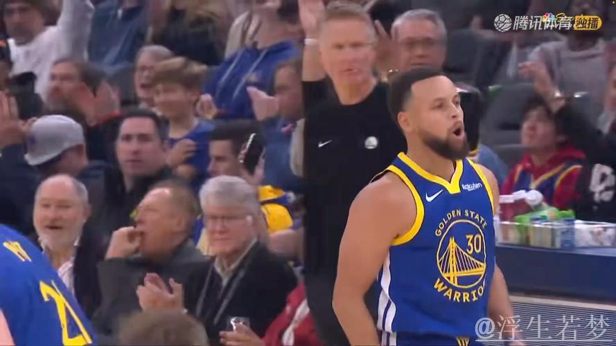赛前库里于球员通道投中超远三分