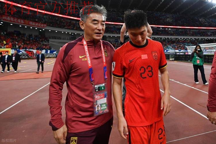 傅博带领国足进行首训 即将兵发韩国东亚杯赛 傅博带领国足进行首训 即将兵发韩国东亚杯赛